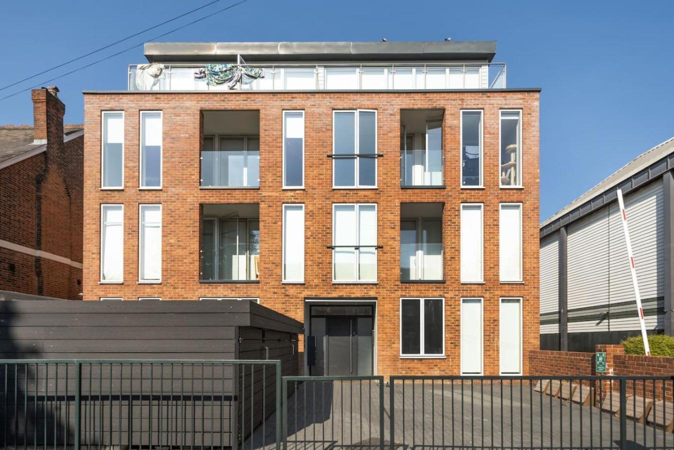 Amazing 2 Bed Wimbledon Flat